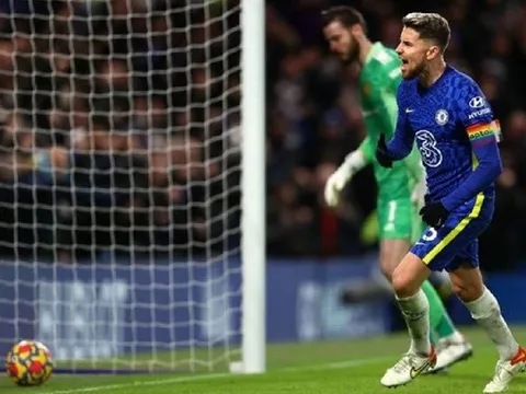 Carrick nêu quan điểm về quả penalty của Chelsea