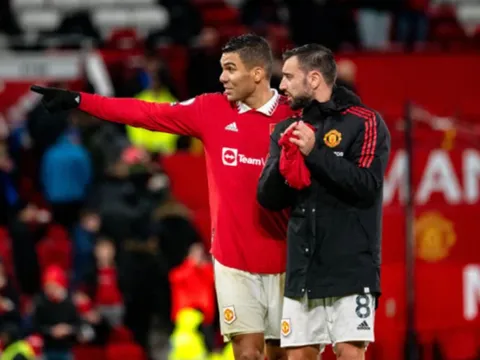 Neville nêu tên ông chủ phòng thay đồ Man Utd