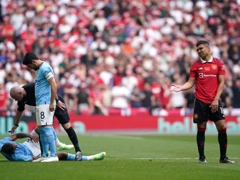 Casemiro gây phẫn nộ sau hành vi nguy hiểm