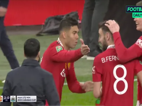 Casemiro không hài lòng, tranh cãi với Bruno ngay sau khi M.U vô địch
