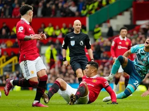 Casemiro lập kỷ lục về số thẻ đỏ tại Old Trafford trong cùng một năm