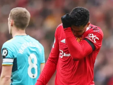 "Casemiro ngay lập tức ôm đầu và hoàn toàn suy sụp"
