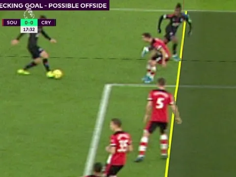 Wilfried Zaha bị VAR bắt việt vị bởi tình huống khó tin