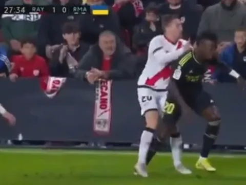 Vinicius ăn 2 cái tát vào đầu