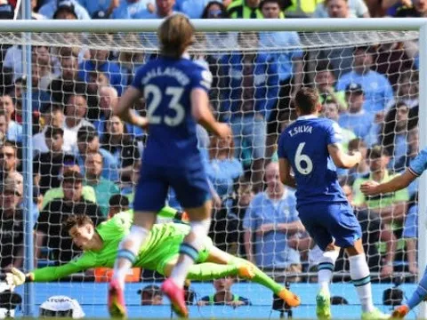 Lampard vừa vỗ tay, Chelsea đã thủng lưới