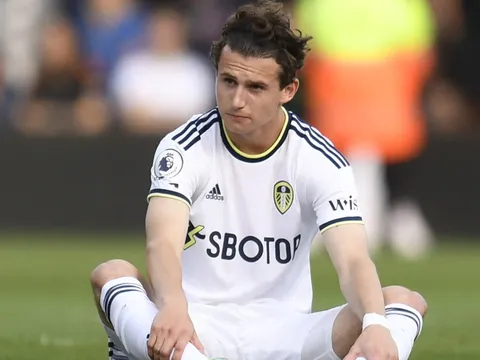 Cầu thủ cho mượn của Leeds bị cấm lái xe ở Anh