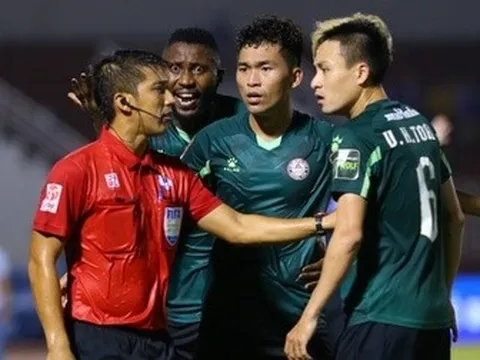 Cầu thủ CLB TP.HCM vây trọng tài ở trận thua Hà Nội