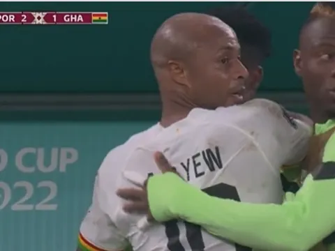 Cầu thủ Ghana đang ăn mừng thì Bồ Đào Nha ghi bàn