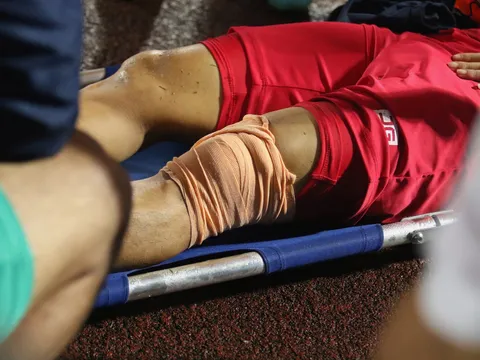 Cầu thủ Hải Phòng chấn thương kinh hoàng, nhập viện cấp cứu