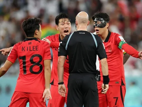 Cầu thủ Hàn Quốc bức xúc khi trọng tài thổi hết giờ