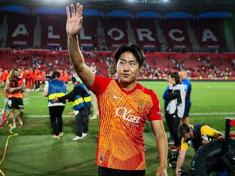 Cầu thủ Hàn Quốc đầu tiên đến PSG thi đấu