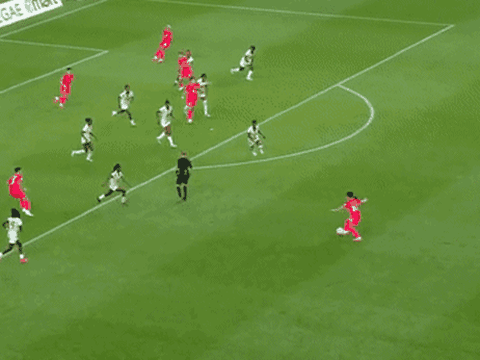 Cầu thủ Hàn Quốc ngượng ngùng, che mặt sau khi lập siêu phẩm