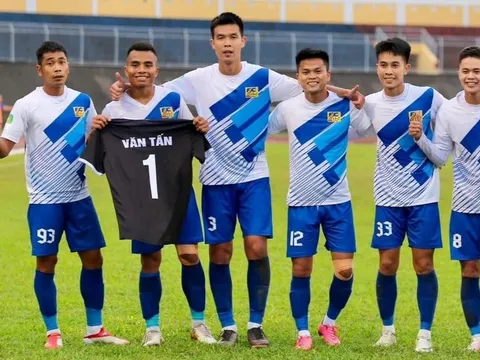 Cầu thủ Huế tri ân thủ môn xấu số