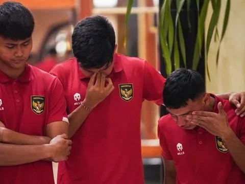 Cầu thủ Indonesia bật khóc khi FIFA tước đăng cai U20 World Cup