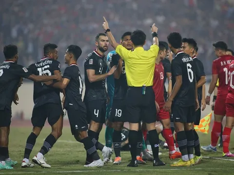 Cầu thủ Indonesia đóng kịch, cài bẫy Văn Hậu bất thành