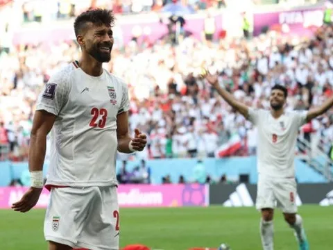 Cầu thủ Iran bật khóc sau khi điền tên vào sử sách