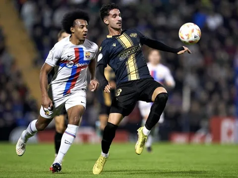 Cầu thủ lập hat-trick vào lưới Barca có gì đặc biệt