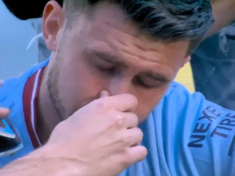Cầu thủ Man City duy nhất khóc trong lễ ăn mừng vô địch