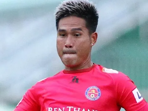 Cầu thủ Sài Gòn đá phủi trong ngày đội đua trụ hạng