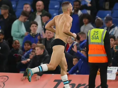 Cầu thủ sao chép phong cách 'trần như nhộng' của Kovacic