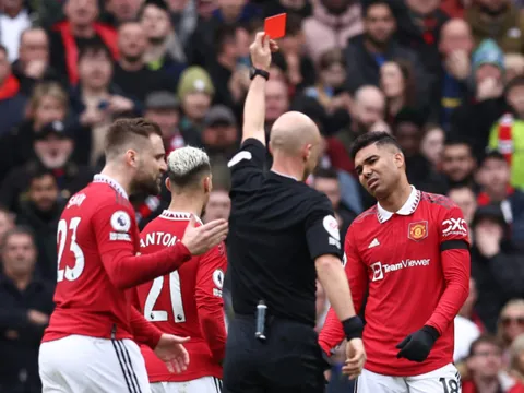 Cầu thủ Southampton phản ứng khi Casemiro bị đuổi