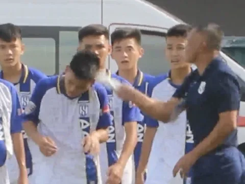 Cầu thủ U15 SLNA lên tiếng sau khi bị HLV đánh trên sân