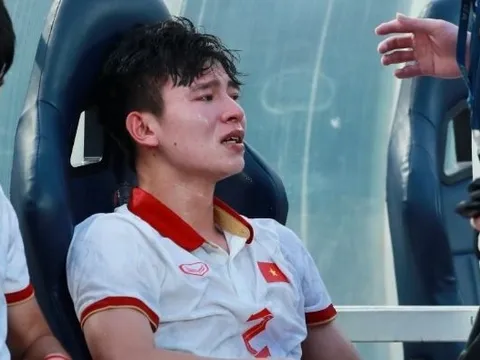 Cầu thủ U22 Việt Nam ôm mặt khóc sau trận thua Indonesia