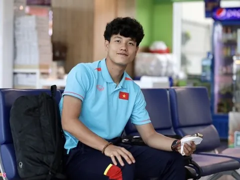 Cầu thủ U22 Việt Nam tranh thủ đổi tiền đi Campuchia