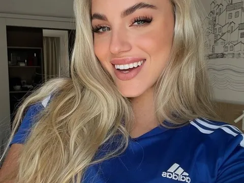 Cầu thủ xinh đẹp nhất thế giới 'đốt mắt' CĐV bằng ảnh selfie