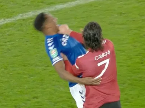 Cavani đẩy văng Mina xuống đất, Solskjaer lập tức lên tiếng phân trần