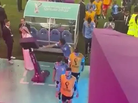 Bị loại tức tưởi, Cavani đấm bay màn hình VAR