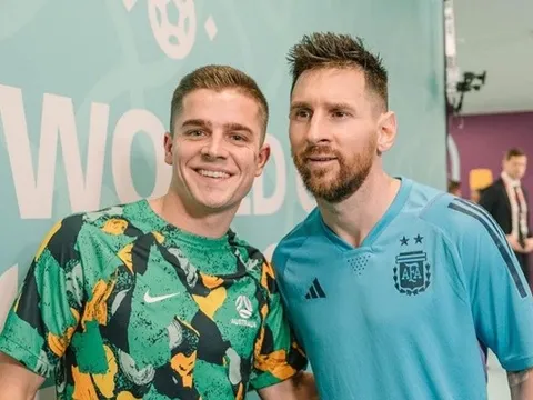 Tiền vệ Australia không đá phút nào vẫn đổi được áo với Messi