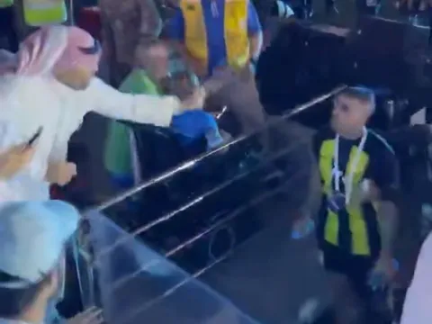 CĐV Ả Rập dùng roi quất vào đồng đội của Benzema