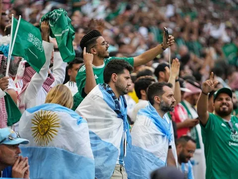 CĐV Argentina chết lặng sau trận thua Saudi Arabia