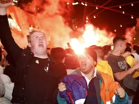 CĐV Australia đốt pháo sáng ăn mừng vượt qua vòng bảng World Cup