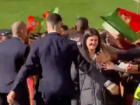 CĐV chào đón Ronaldo và đồng đội tại Qatar