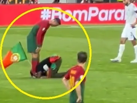 CĐV chạy vào sân, quỳ lạy Ronaldo