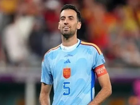 CĐV chỉ trích Busquets vì mỉm cười rồi đá hỏng 11 m