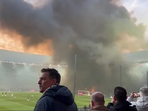 CĐV điên loạn, sân vận động chìm ngập trong khói đen