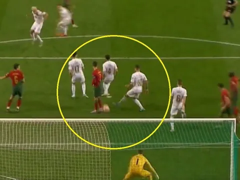 CĐV đòi tước bàn của Cancelo, trao cho Ronaldo