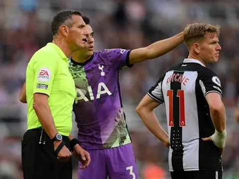 CĐV đột quỵ, Reguilon đã nói gì để trọng tài tạm dừng trận đấu?