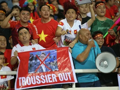 Cần sớm sa thải HLV Troussier
