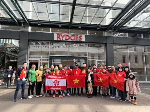 CĐV mặc áo dài tiếp lửa tuyển nữ Việt Nam đấu Mỹ