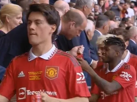 CĐV Man United nổi giận với Fred sau chung kết FA Cup