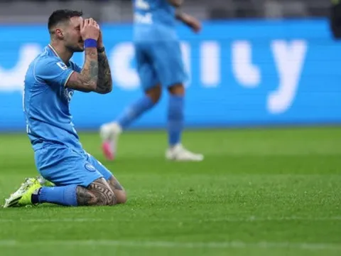 CĐV Milan nguyền rủa sao Napoli
