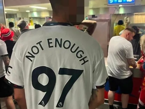 CĐV MU mặc áo chế nhạo Liverpool ở chung kết FA Cup