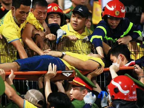 CĐV Nam Định ngất xỉu trên sân Hàng Đẫy, phải nhập viện cấp cứu