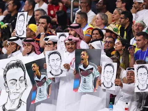 CĐV Qatar gây bùng nổ với hình ảnh của Mesut Ozil