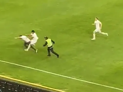 CĐV quá khích vào sân đánh cầu thủ và bị trả đũa gay gắt