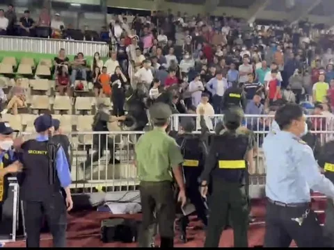 HLV Khánh Hòa từ chức; Hình ảnh xấu xí tại V-League lên báo quốc tế